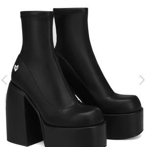 NWOB SUGAR BLACK STRETCH. Size 6 US